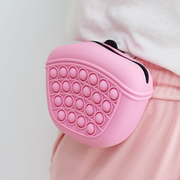 7f6bfdf3-755c-46f3-9eaf-8f5dedc8cf69.jpg Pochette Friandises Chien en Silicone